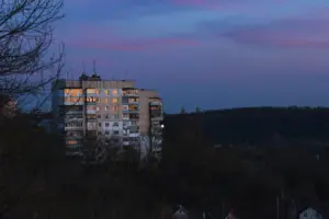 Brutalistní obytná budova osvětlená soumrakem v Žytomyr, Ukrajina.