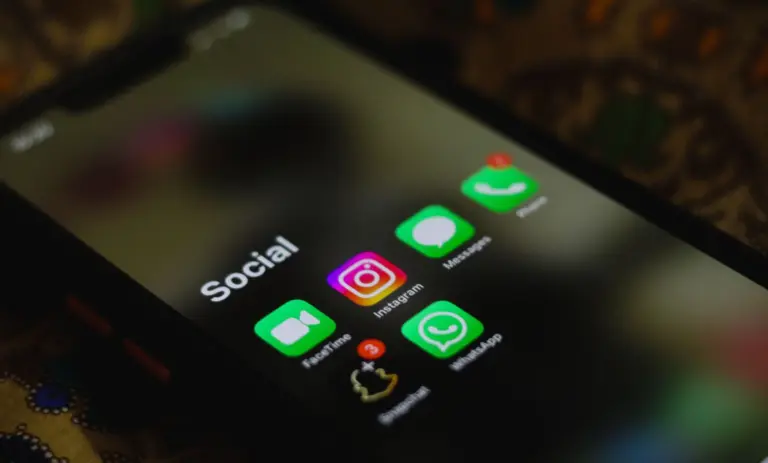 Detailní záběr na chytrý telefon zobrazující ikony aplikací sociálních médií na obrazovce.