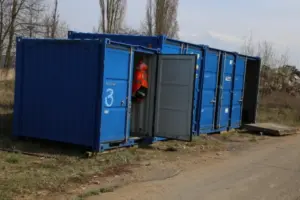 Stavební kontejnery, které policisté ohledávali při vyšetřování série vloupání na Plzeňsku